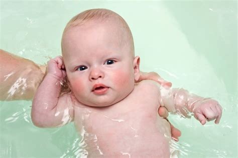 Como Dar Banho Em Recém Nascido Em 7 Passos Tua Saúde