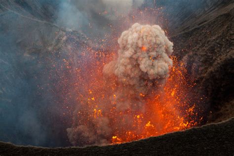 Photos Of Worlds Largest Lava Lake Inside Active Volcano Nyiragongo
