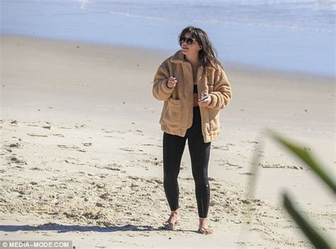Olympia Valance Flaunts Her Pert Derrière In Bikini In Byron Bay Daily Mail Online