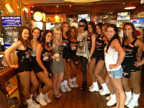 Pic Selena Gomez At Hooters — Singer Poses With Sexy Waitresses
