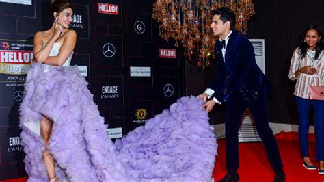 Sidharth Malhotra Wins Hearts By Holding Kriti Sanons Dress At Awards Night Fans Call Him