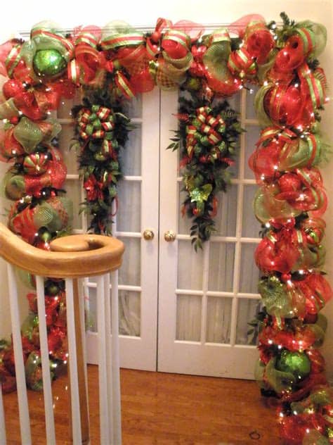 The golden mesh adds to the unique look and the glowing star on this simple decoration is very easy to do because all you need are some white christmas decoration and some white decorative balls to hang on to. 35 Stunning Garland Christmas Decorations Ideas ...