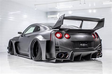 Liberty Walk Nissan Gt R Sports 70000 Raw Carbon Look In Tokyo