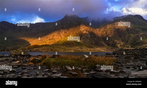 Llyn Ogwen Sunrise Hi Res Stock Photography And Images Alamy