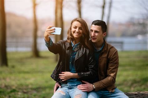 free photo couple taking a selfie