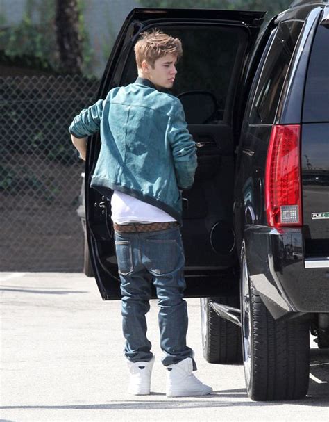 justin bieber s bum on show while he gets dropped off at the jimmy kimmel show by selena gomez