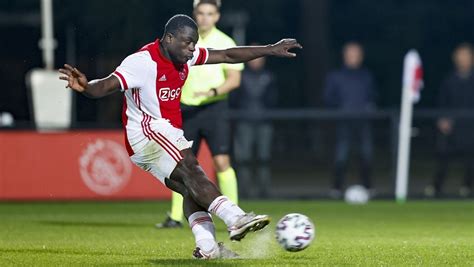 Squad, top scorers, yellow and red cards, goals scoring stats country: Jong Ajax knokt zich voorbij Jong AZ