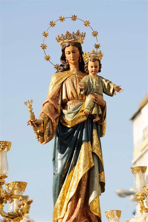 Sevilla A Traves De Un Objetivo Procesion De Maria Auxiliadora