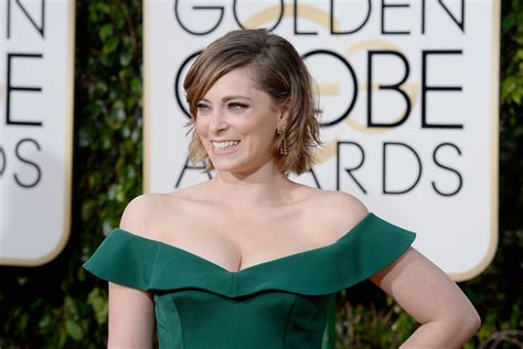 Crazy Ex Girlfriend S Rachel Bloom Praises Cw After Golden Globes Win