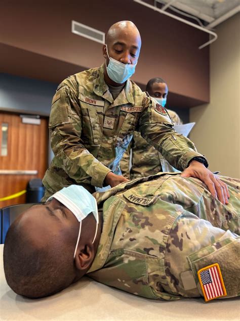 New York National Guard Soldiers Airmen Train As Emts National Guard