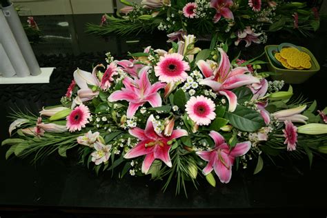 This remembrance activity lets you contribute to the funeral with something personal and creative. casket spray | Funeral flower arrangements, Casket flowers ...