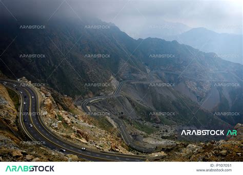 طريق جبلي في مدينة الطائف في المملكة العربية السعودية، القمم والمرتفعات