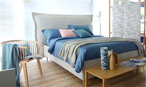 The bed fills the room almost entirely, which looks very cozy. Camera da Letto Stile Scandinavo: Come Arredarla, Colori e ...