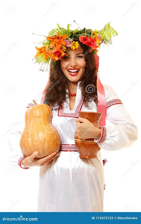 jovem mulher ucraniana bonita no traje nativo que guarda o earthe imagem de stock imagem de