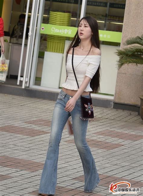 街拍的低腰牛仔裤露肩装美女 中国娱乐资讯网CECET CN
