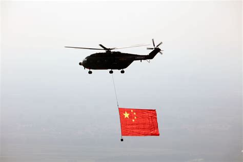 Jun 30, 2021 · 6月30日，在香港尖沙咀麼地里，200多面五星紅旗和香港區旗在空中飄揚，吸引大批市民前來拍照打卡。圖為有市民向國旗和區旗敬禮。明天是中國共產黨成立100周年和香港回歸祖國24周年紀念日，香港街頭到處洋溢著喜慶氣氛. 【庆祝新中国70华诞】盛大閱兵震撼亮相-香港商報