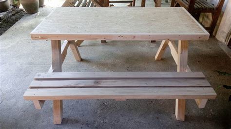 I know the general problem with plywood for a dining table is the thin face veneer (and need for quality, voidless plywood). Pallets and Plywood Picnic Table | Pallet Furniture Plans