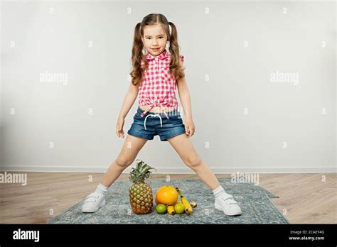 Kleines Mädchen Steht Mit Gespreizten Beinen Helle Früchte Liegen Auf