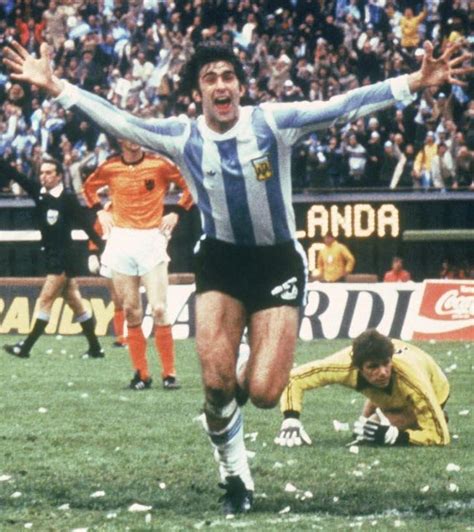 Además de ser un jugador que lo dejaba todo dentro del campo. Kempes se reencontró con la camiseta de la final del 1978 ...