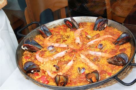 City Travel Guides Barcelona Traditional Food Paella