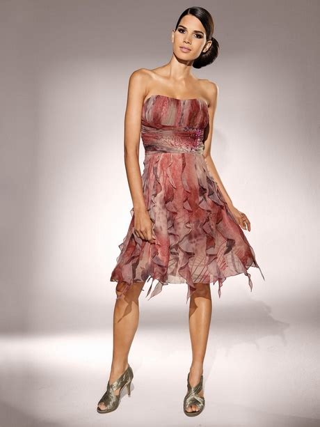 Optez pour une robe longue ou courte bustier, à fleurs ou en crochet. Robe d été habillée pour mariage