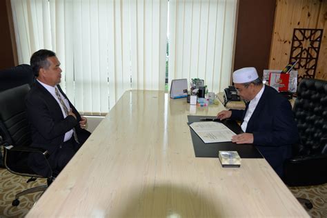 Nazri juga mengakui penjawat awam yang dilantik sebagai ahli majlis. Majlis Angkat Sumpah Yang Dipertua Pihak Berkuasa Tempatan ...