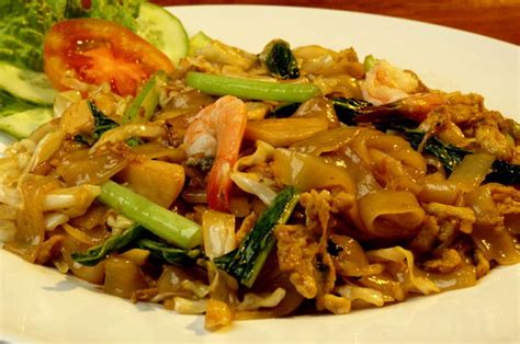 Kwetiau goreng merupakan makanan adaptasi yang dibawa oleh kaum cina imigran dan sekarang sudah populer di indonesia. Resep Kwetiau Goreng Seafood Enak Spesial | Resep Harian