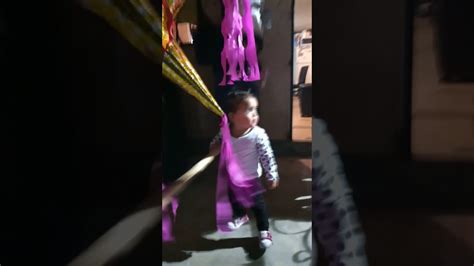 Piñata Emily Partiendola Piratitas En Pañales Bebé Jugando Youtube