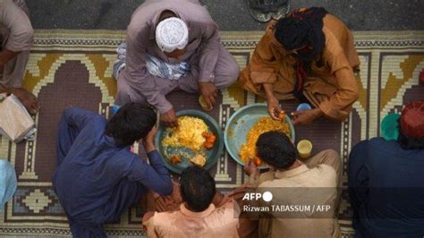 Puasa adalah menahan diri dari makan dan minum dimulai dari sejak terbitnya matahari hingga terbenamnya matahari. Doa Buka Puasa Ramadhan Sesuai Sunnah dan Artinya, Baca ...