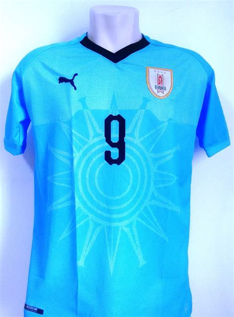 É conhecida como a celeste desde seu primeiro triunfo em montevidéu, em 15 de agosto de 1910 por 3 a 1. Camisa Futebol Seleção Uruguai Home 2018/19 - Suárez 9 - R ...