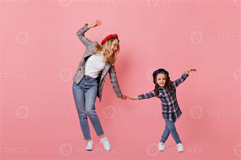 Encantadora Madre E Hija En Jeans Y Boinas Están Bailando Sobre Fondo