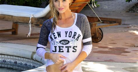 Joanna Krupa T Shirt Mouillé Et Bikini Pour La Star De Télé Réalité