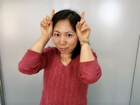 Japanese Gestures - The Most Popular Japanese GESTURES! - LearnJapanese123