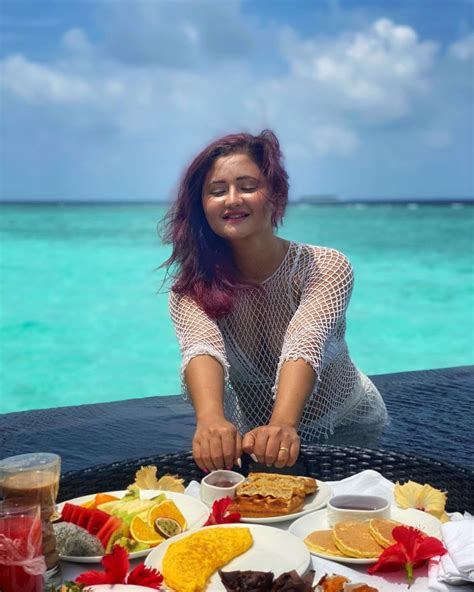 Rashmi Desai Bikini Photos मालदीव में रश्मि देसाई ने बिकिनी पहन किया नाश्ता स्विमिंग पूल में