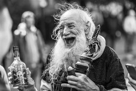 Schluss mit langweiligen 0815 floskeln! der lustige alte Mann Foto & Bild | streetfotografie mit ...