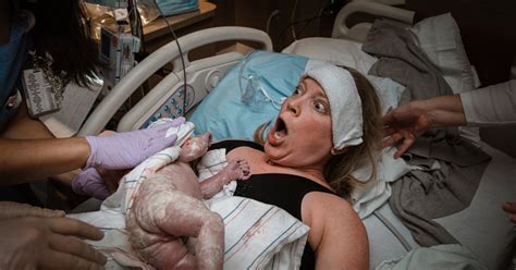 Ce bébé est mort juste après sa naissance lorsque la sage femme le fait