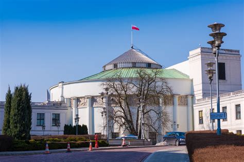 Sejm sprawuje kontrolę nad działalnością rady ministrów w zakresie określonym przepisami konstytucji rp oraz ustaw. Sondaż partyjny. Wygrywa nadal PiS, Hołownia ponad ...