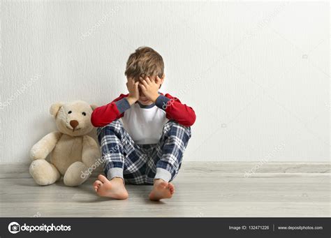 Niño Llorón Con Oso Peluche Suelo Una Habitación Vacía Fotografía De