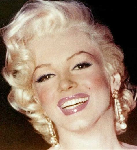 Marilyn monroe doing makeup black & white poster 24 x 36. Marilyn Monroe - Subtle Make-Up and Platinum Hair ...
