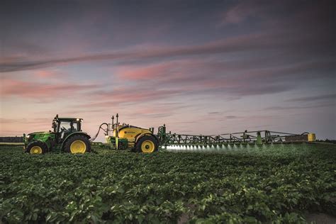 John Deere Launches New R700i Series Trailed Sprayers