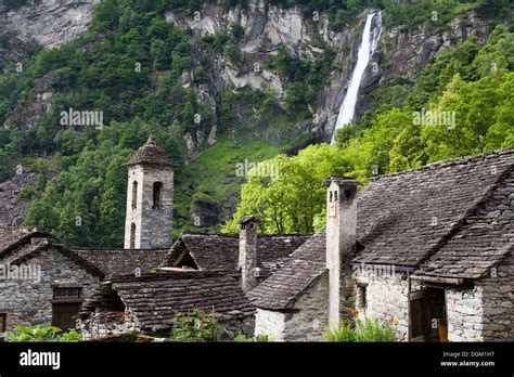 Weiler Von Foroglio Mit Einem Wasserfall In Der Bavona Tal Valle