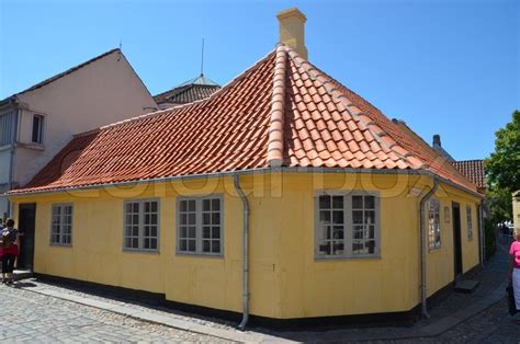 Ved et rødt hus i skogen · jetz. HC Andersens hus i Odense gult hus med ... | Stock foto ...