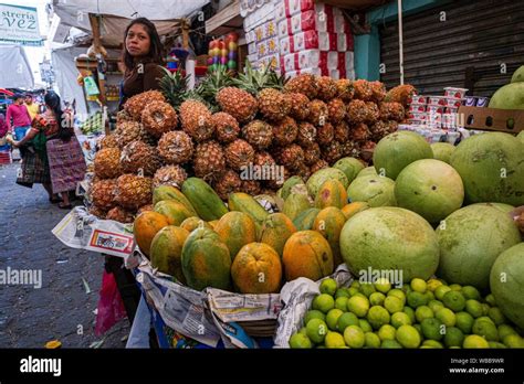 Piñas Y Papayas En El Mercado Santa Cruz Del Quiché Guatemala