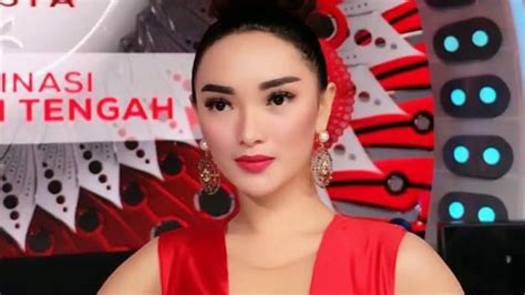 Seksinya ariel tatum pakai baju merah, netizen: zaskia gotik pake baju ketat sampai kelihatan Full HD - YouTube