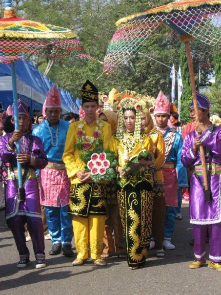 Pengantin bagajah gamuling baular lulut. KULAAN: Pengantin Banjar