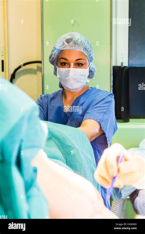 Scrub Nurse Operating Room Hi Res Stock Photography And Images Alamy