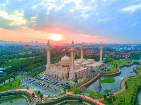 Shows the distance from rawang to the north pole, equator, south pole and any place in the world. 5 Best Places To Visit In Shah Alam For Adventure For All