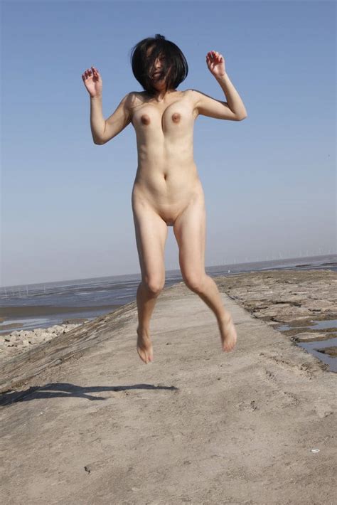 全裸ジャンプではしゃぐ女性のヌード画像 性癖エロ画像 センギリ