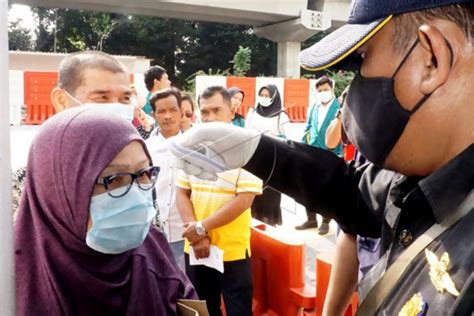 Pendaftaran permohonan surat keterangan catatan kepolisian (skck) warga negara asing yang pernah menetap di indonesia. Pemeriksaan suhu tubuh di KBRI Kuala Lumpur