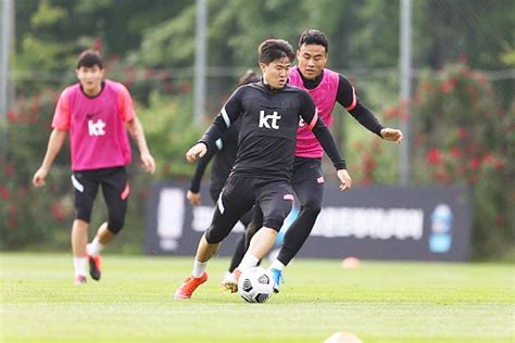 한국 축구 이긴 날, 호프집 사장님은 텅빈 가게를 지켰다. '1골 1도움' 권창훈, 월드컵 최종예선 이끌고 올림픽 출전할까 ...